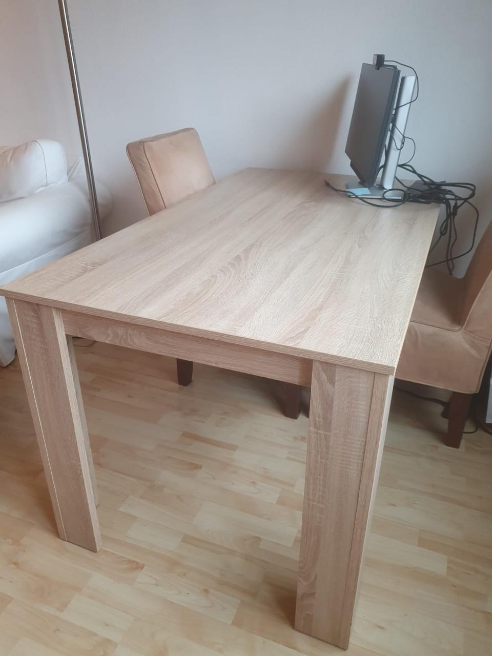 Lichtbruine tafel, 139 x 80cm met 4 stoelen