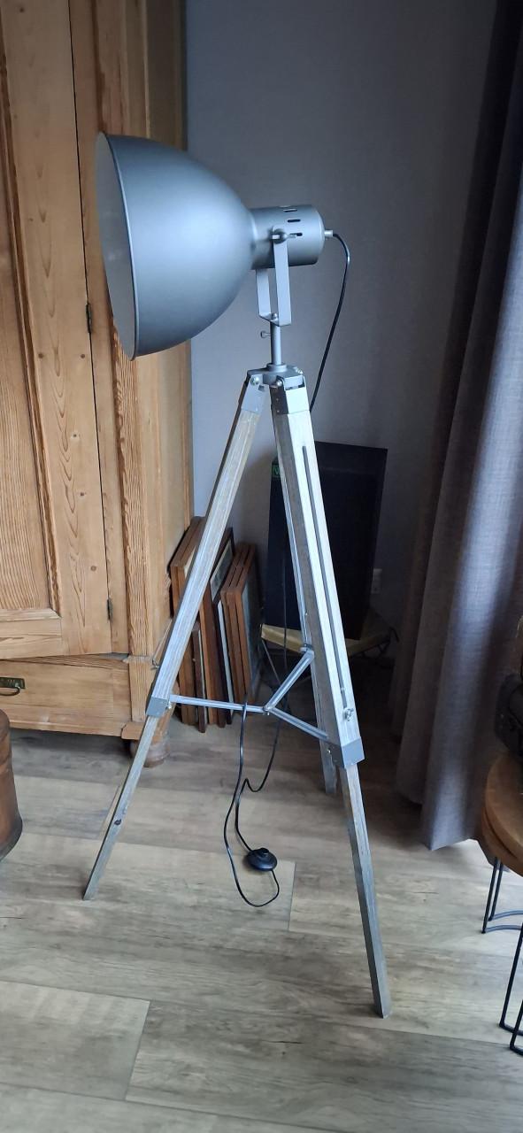 Staande driepoot lamp