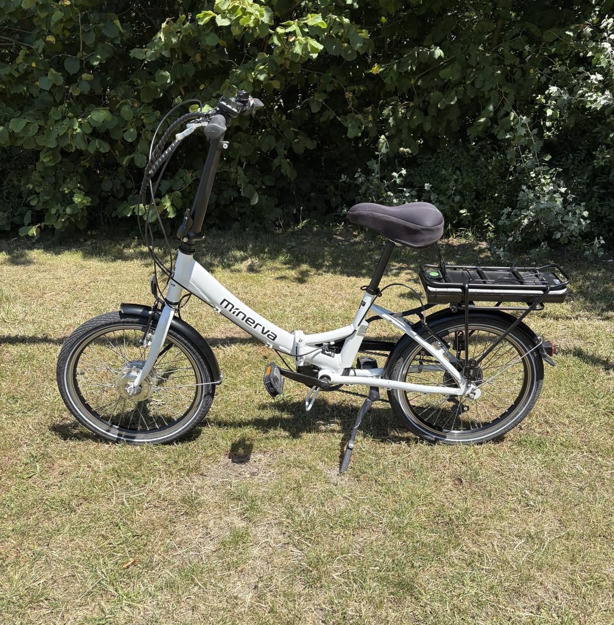 Nette witte Minerva elektrische vouwfiets 7 versnellingen