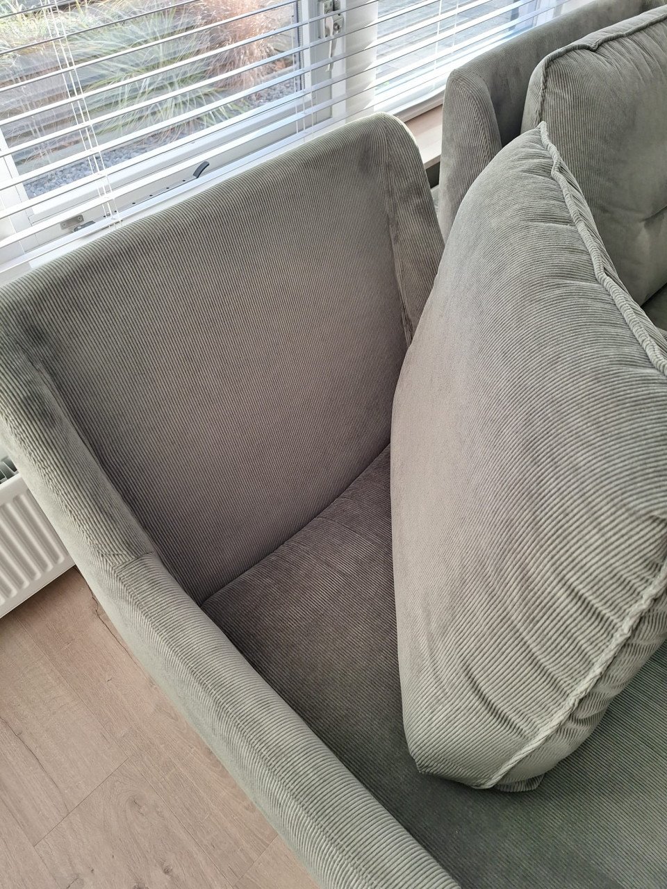 Prachtige fauteuil van ribstof van het merk Bellus