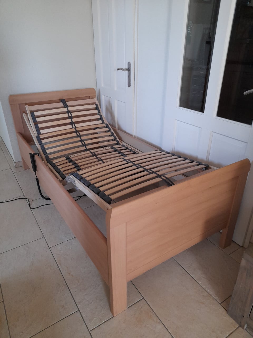 1 Persoons Senioren bed 90 x 200 met elektrisch verstelbare bodem (z.g.a.n.