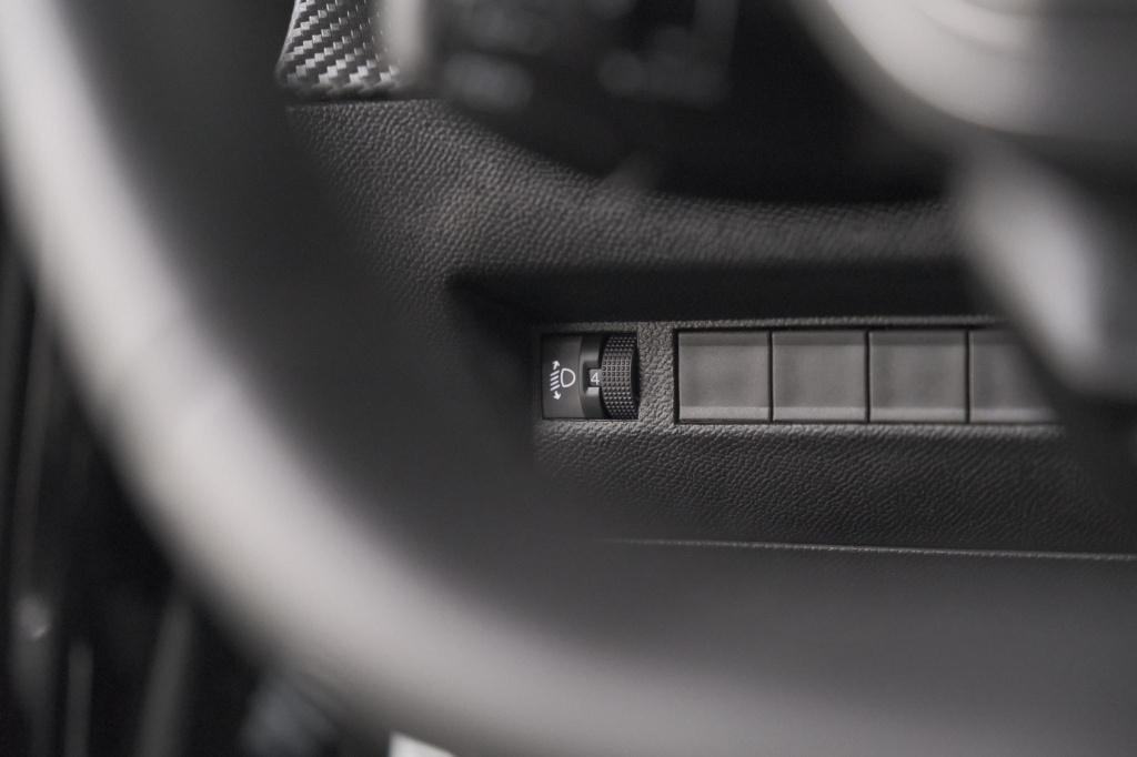 Peugeot 2008 puretech 100 allure | apple carplay | parkeersensoren | climat