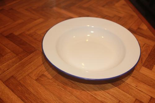 Emaille bord,,wit + blauwe rand