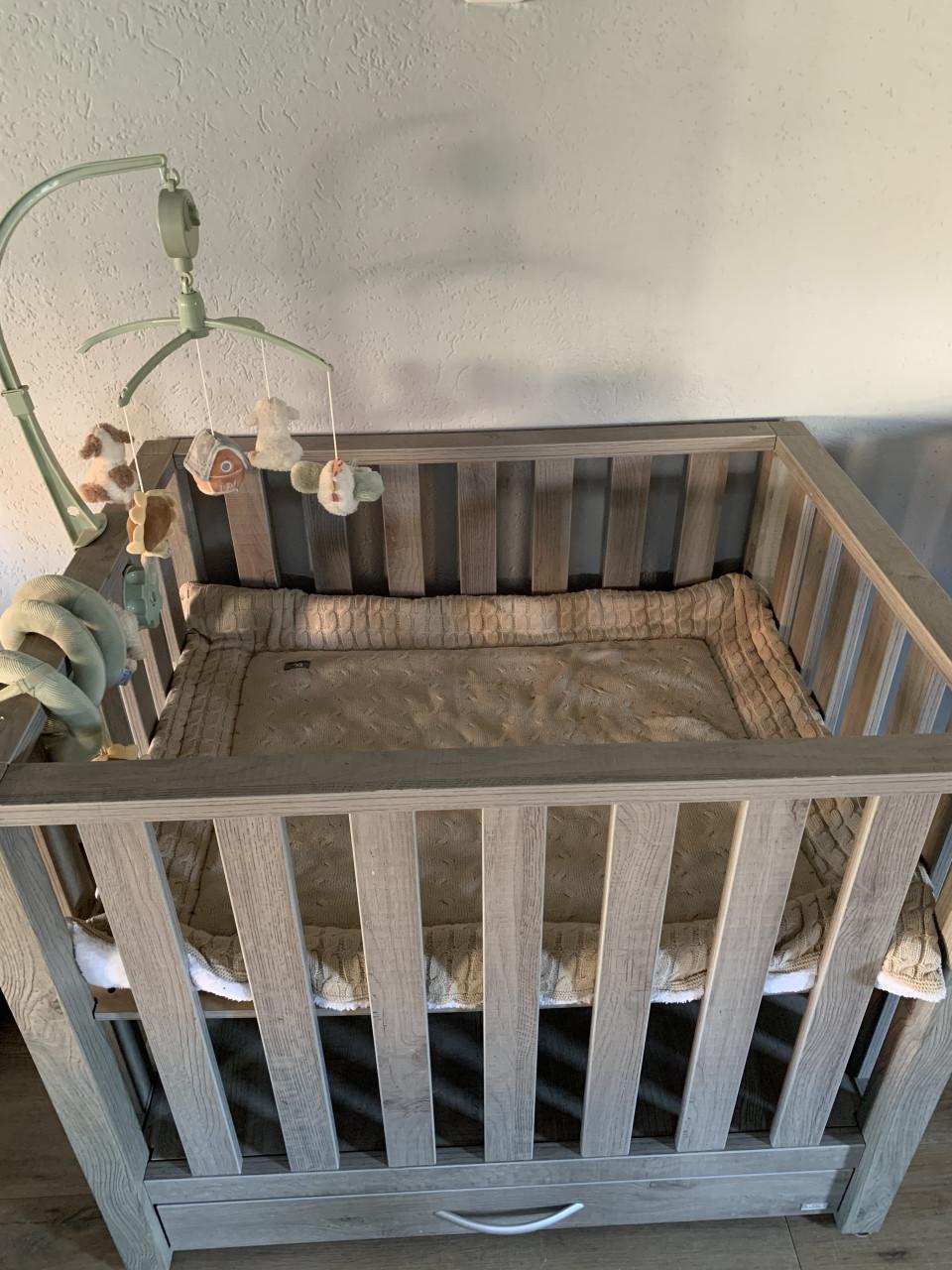 Box met boxkleed, babynest, muziekmobiel en boxring