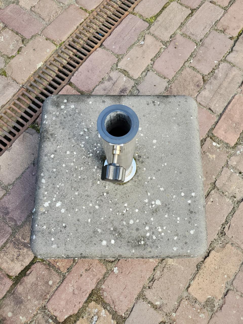 Mooie parasol met betonvoet