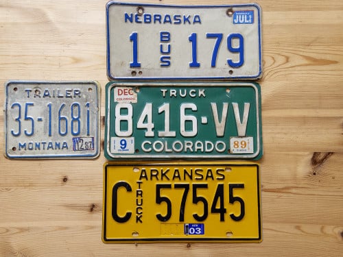 Te koop vier Amerikaanse kentekenplaten