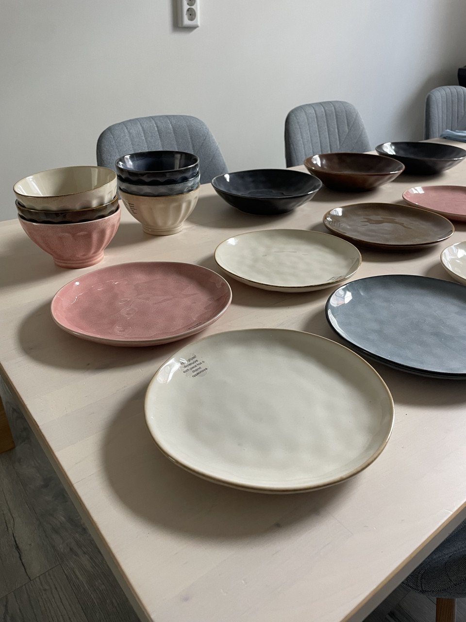 Nieuw aardewerk servies Action