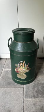 Beschilderde melkbus