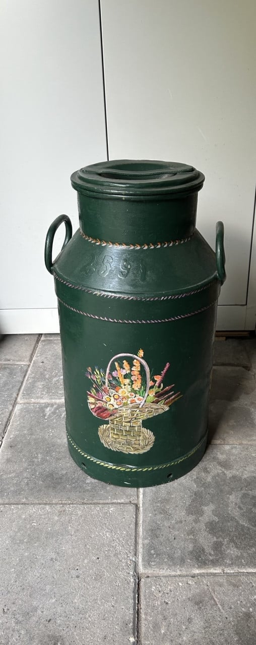 Beschilderde melkbus