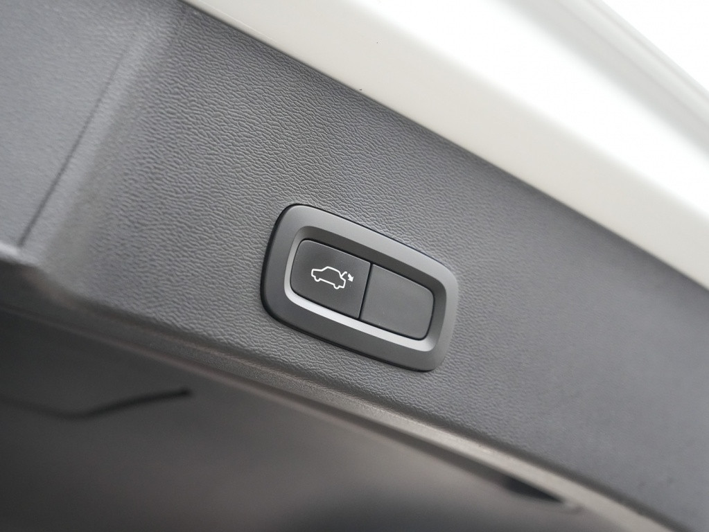 Volvo XC40 t4 190pk r-design| panodak| 360camera| 20''inch| navi| 2 zone cl