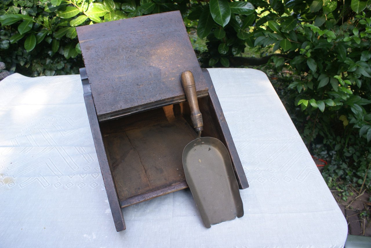 Houten kolenbak met schep