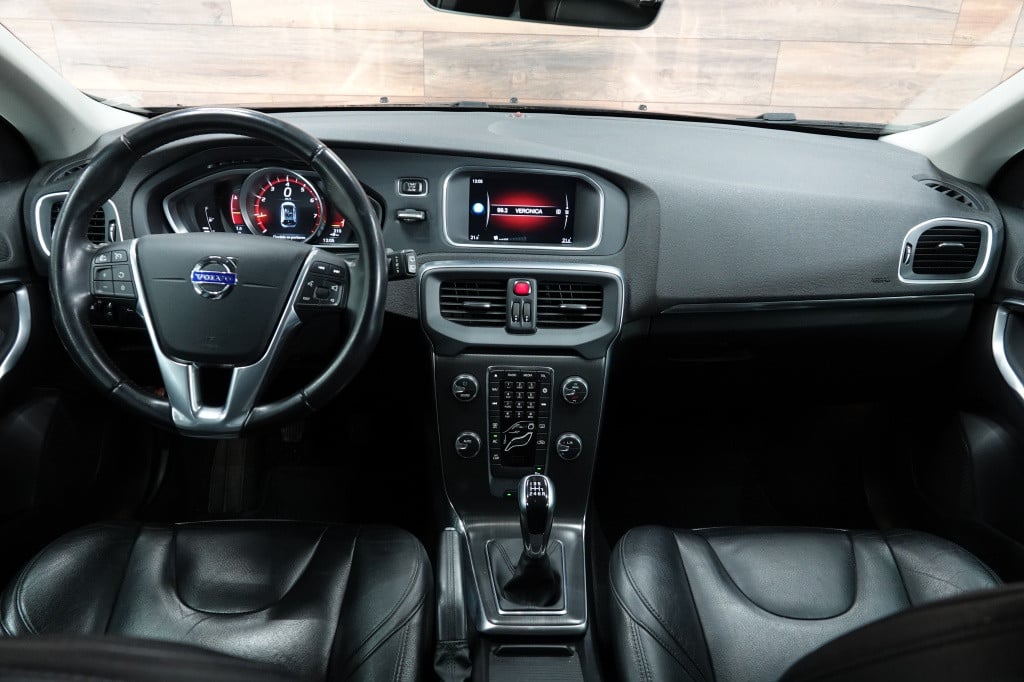 Volvo V40 2.0 t3 momentum | cruise | pdc | leder |