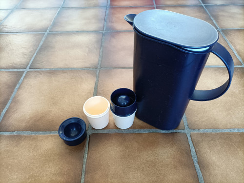 Blauwe schenkkan / sapkan van Tupperware met lekvrij deksel.