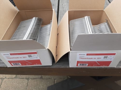 Te koop 2 dozen nieuwe rvs dakpan haken