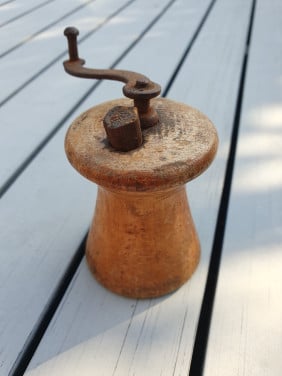 Leuke handmatige antieke kleine houten pepermolen....