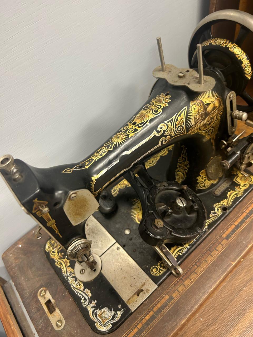 Oude naaimachine met werk