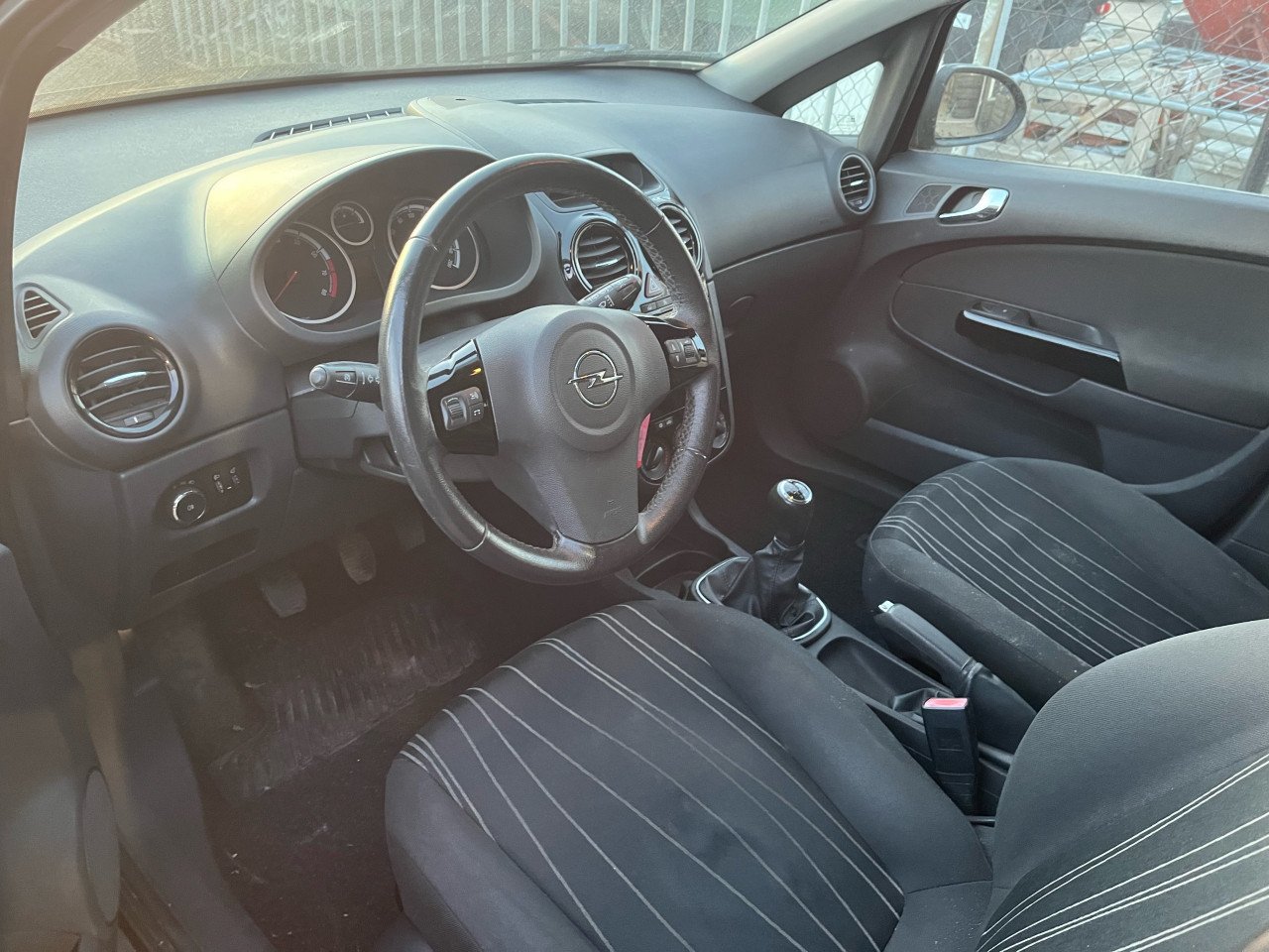Opel Corsa 2010 5DRS 1.2 Lekke Koppakking €700 vaste prijs!