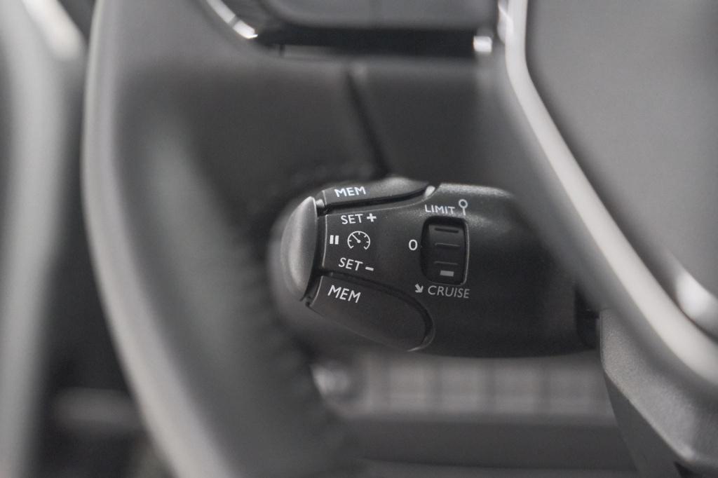 Peugeot 2008 1.2 hybrid 145 allure | apple carplay | climate control | park