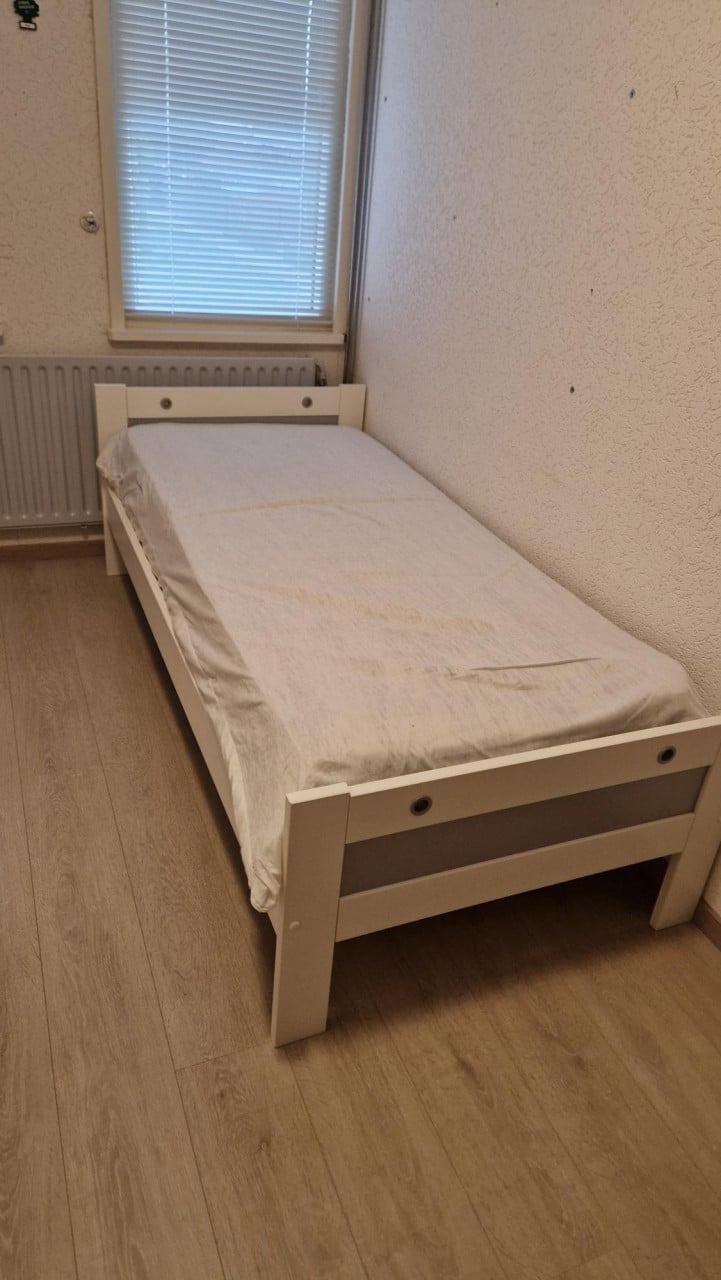 Een persoonsledikant en lattenbodem