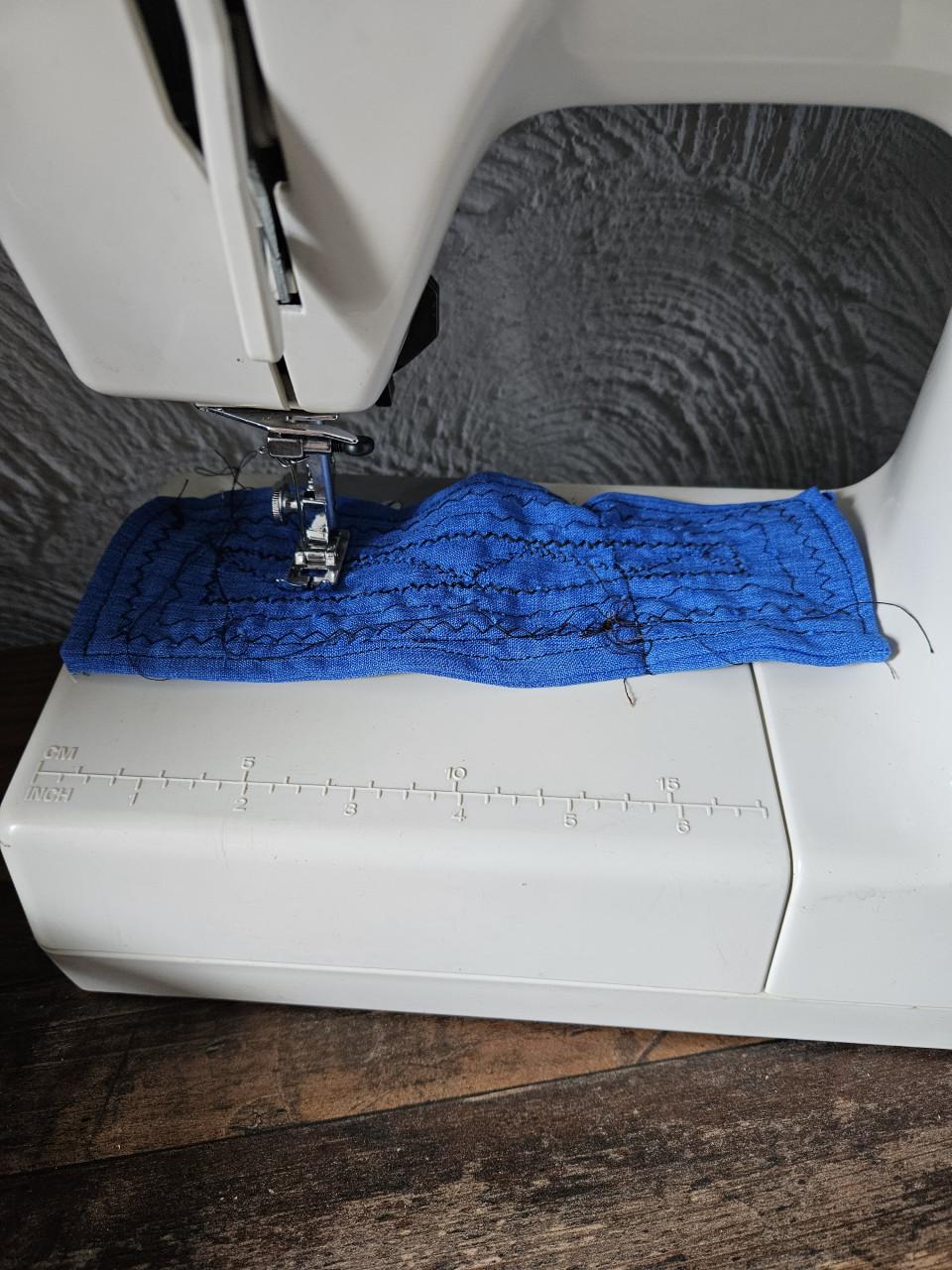 Toyota Naaimachine Model 590E - Compleet met Accessoires