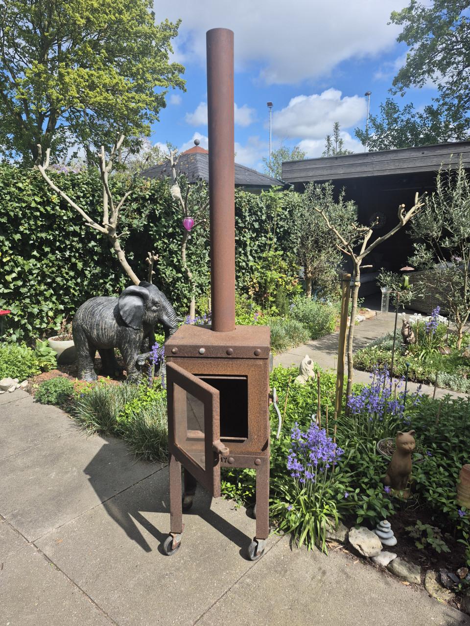 Reny Tuinhaard van cortenstaal op wielen