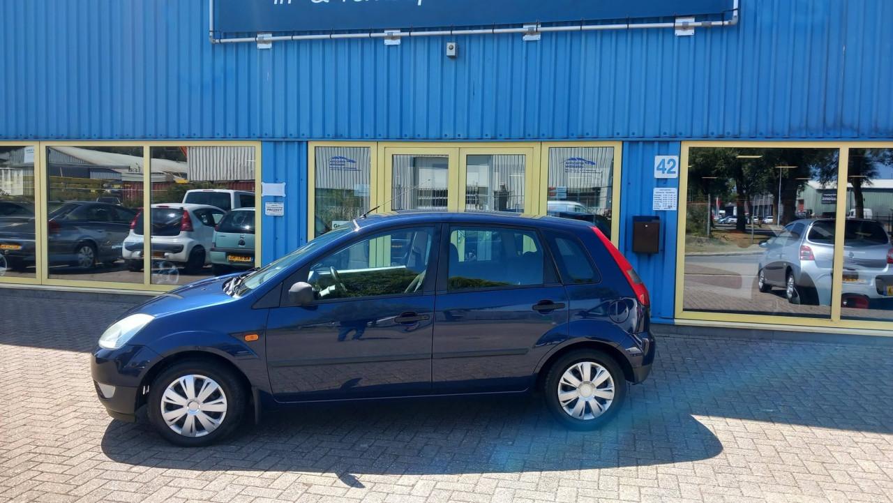 Ford Fiesta 1.3 Ambiente 5 deurs bj:2004 156.000km apk 2027