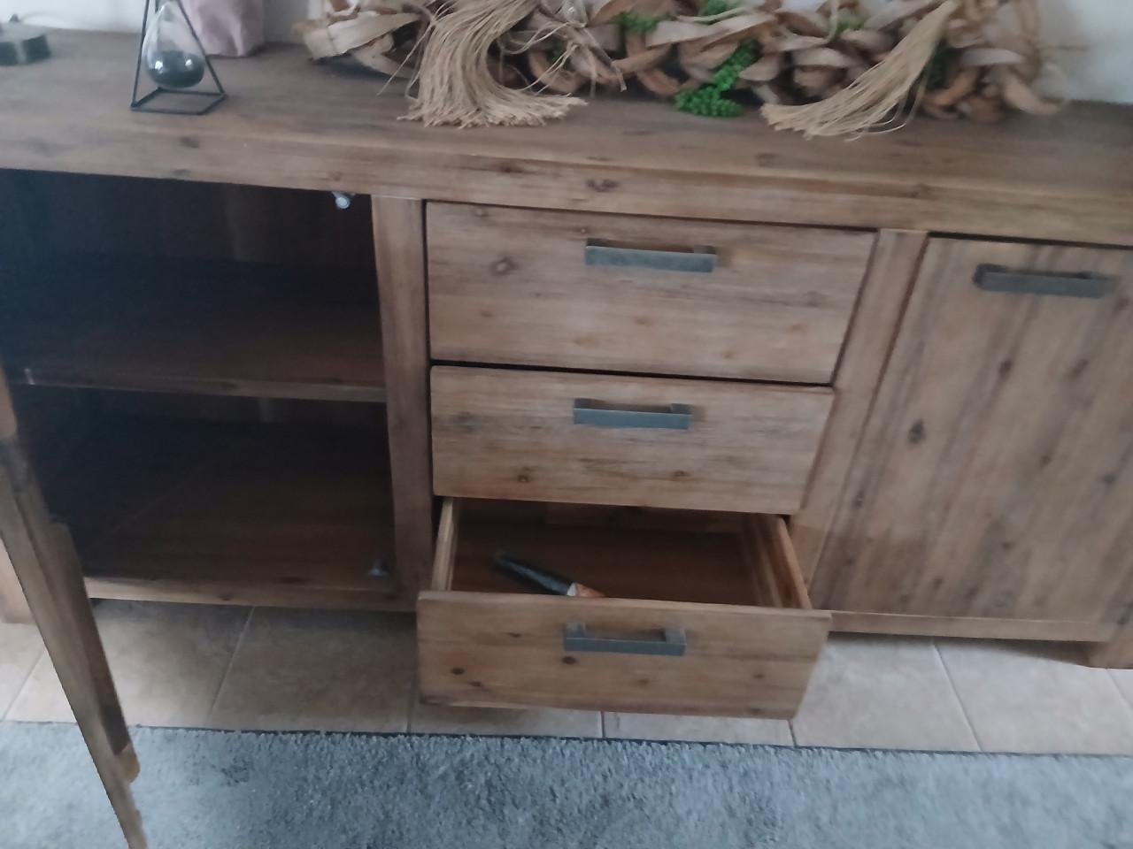 Dressoir, eetkamertafel, stoelen, salontafel