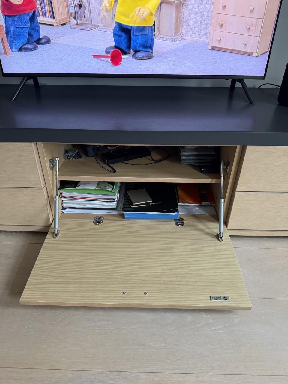 Moderne kastenwand met tv meubel en planken