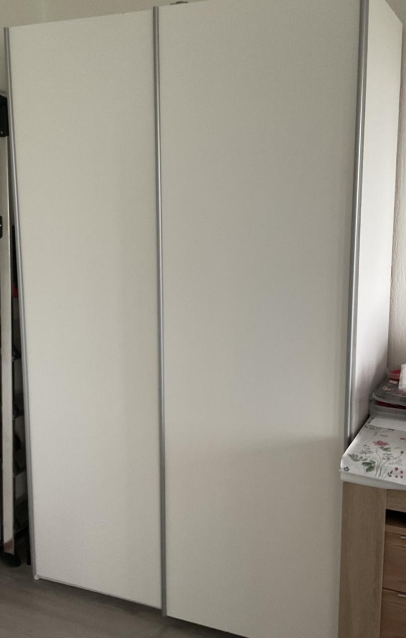 Gratis af te halen dubbeldeurs Kledingkast.