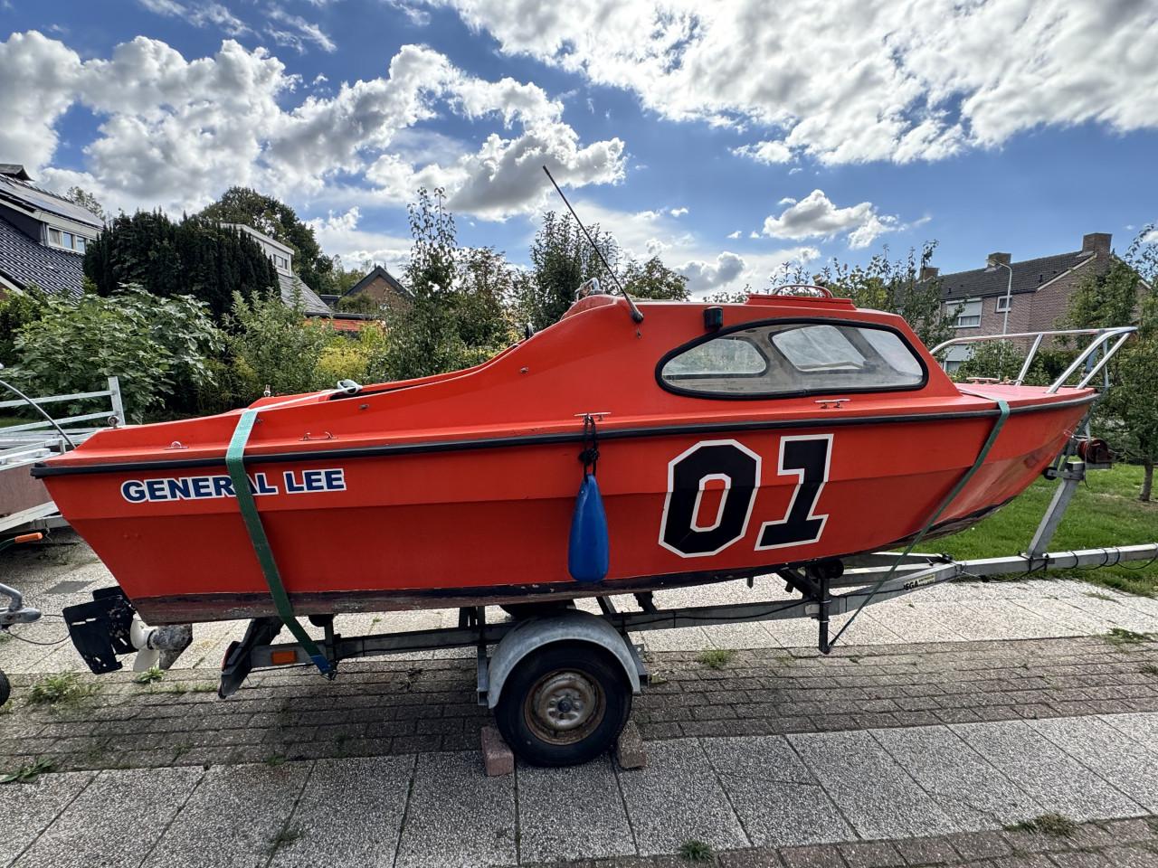 Kajuitboot met kanteltrailer en buitenboordmotor (4-takt, 10 pk)