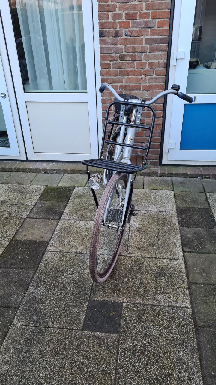 Dames fiets UNION met nieuw voordrager- Traprem achter-slot AXA