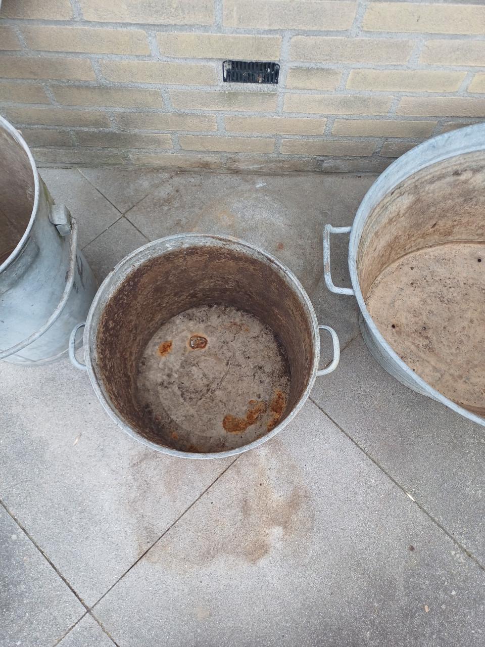 Zinken teil, vuilnisemmer en zinken pot