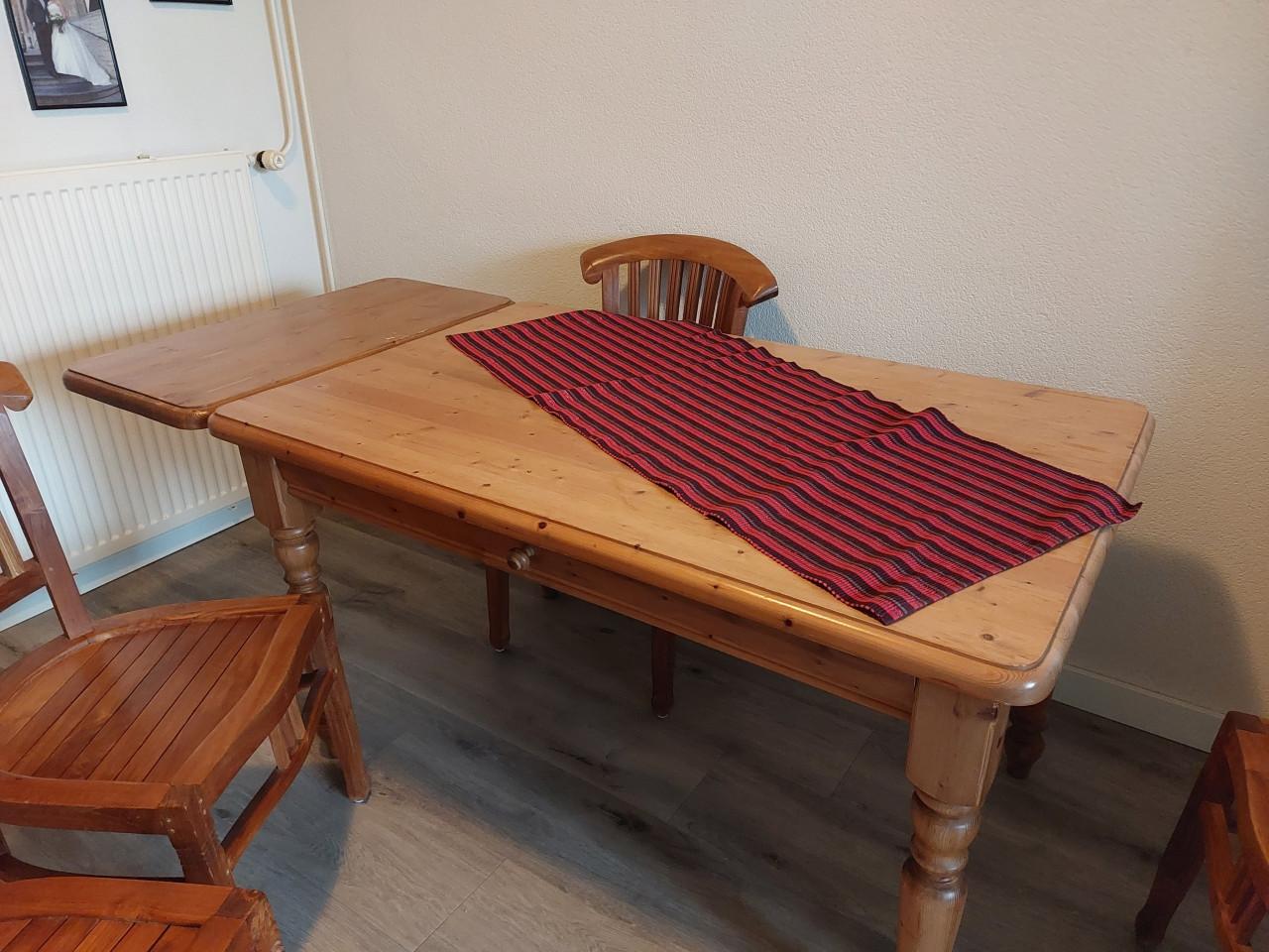 Eettafel en eetkamerstoelen