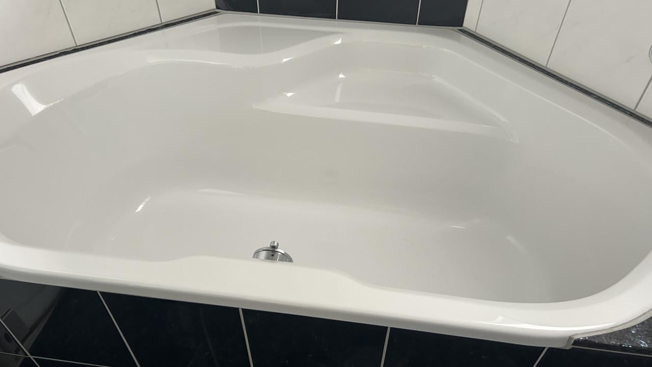 Bad, hoekopstelling, acryl, Grohe. Ligbad.
