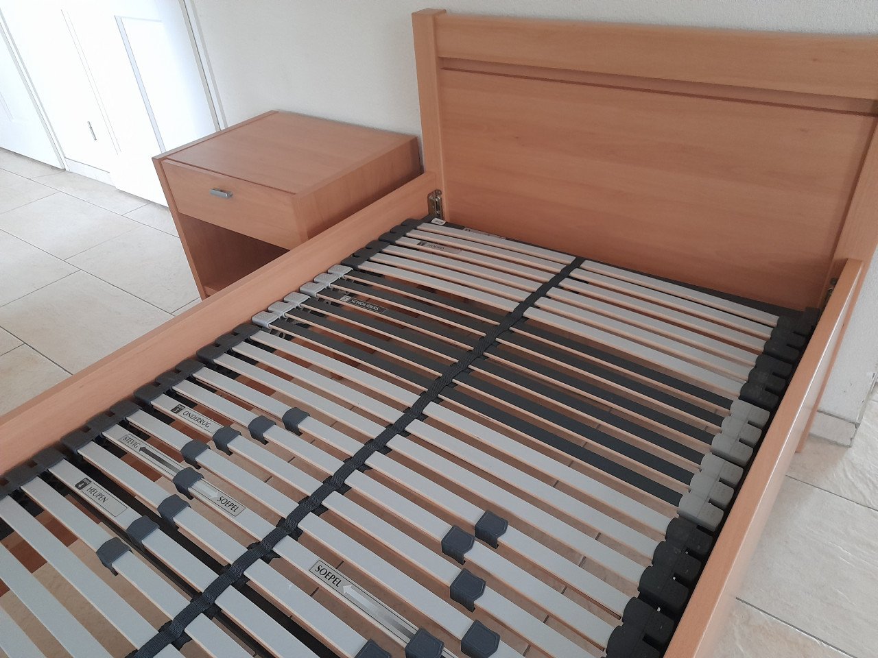 Degelijk 1 Persoons bed met nachtastje (ingoede nette staat)