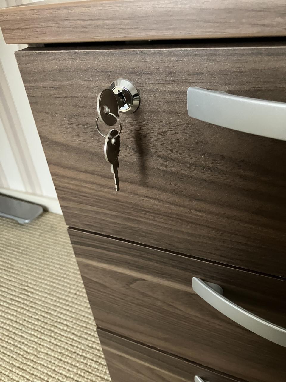 Bureau met 2 ladekastjes