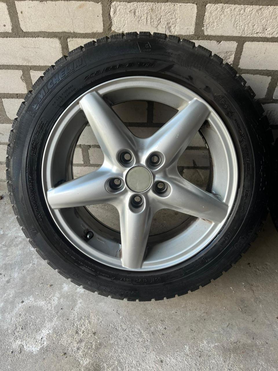 Lichtmetalen velgen met winterbanden voor bijv. VW Golf of Audi A3