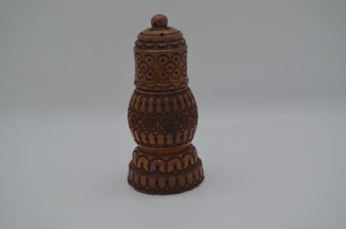 Handgesneden coquilla noten strooiers en pomanders (1)