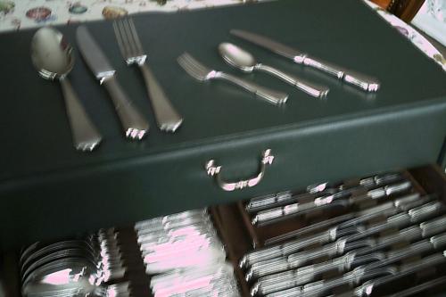 LUXE gevulde 12 persoons BESTEKKOFFER - inox 18/10 -