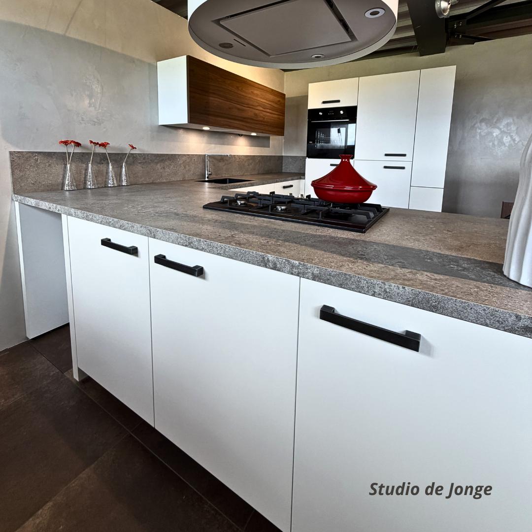 Moderne showroomkeuken met warme houtaccenten – showroommodel