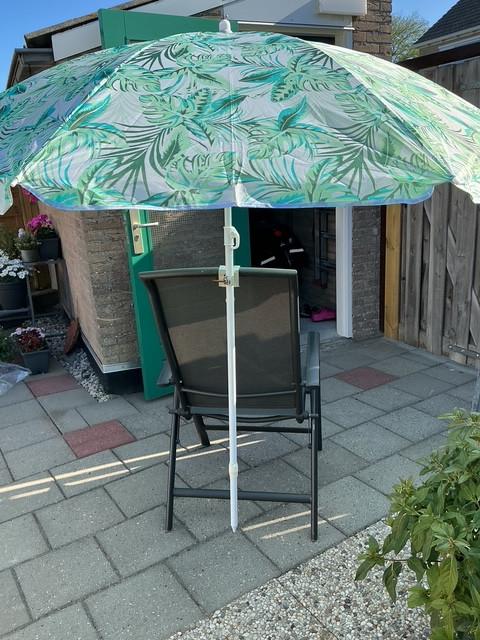 Nieuw: Tafel/stoel/balkonklem voor kleine parasols!