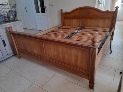 2 persoons bed met elektrisch verstelbare bodem 180 x 200 (in goede staat)