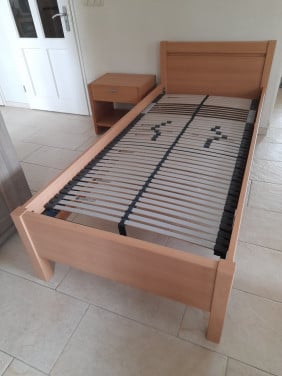 Degelijk 1 Persoons bed met nachtkastje (in goede nette staat) 90 x200