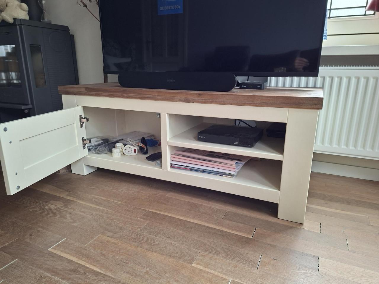 Gelakt houten TV kastje