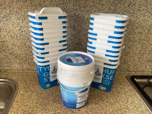 Heel veel 1 liter bakjes om plantjes te stekken of zaaien .     GRATIS.