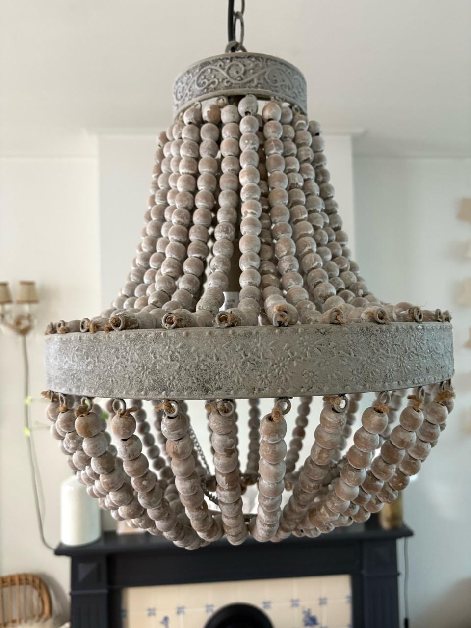 Kroonluchter van houten kralen