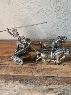 Decoratieve Romeinse Strijdwagen met Krijger en Paarden