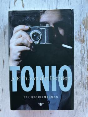 Tonio is een requiemroman van A.F.Th. van der Heijden,