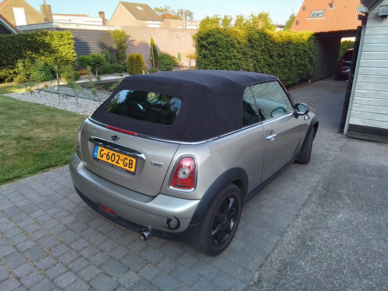Mini cabrio one vol leer 6 versnelling airco  in zeer goede staat bj 2011