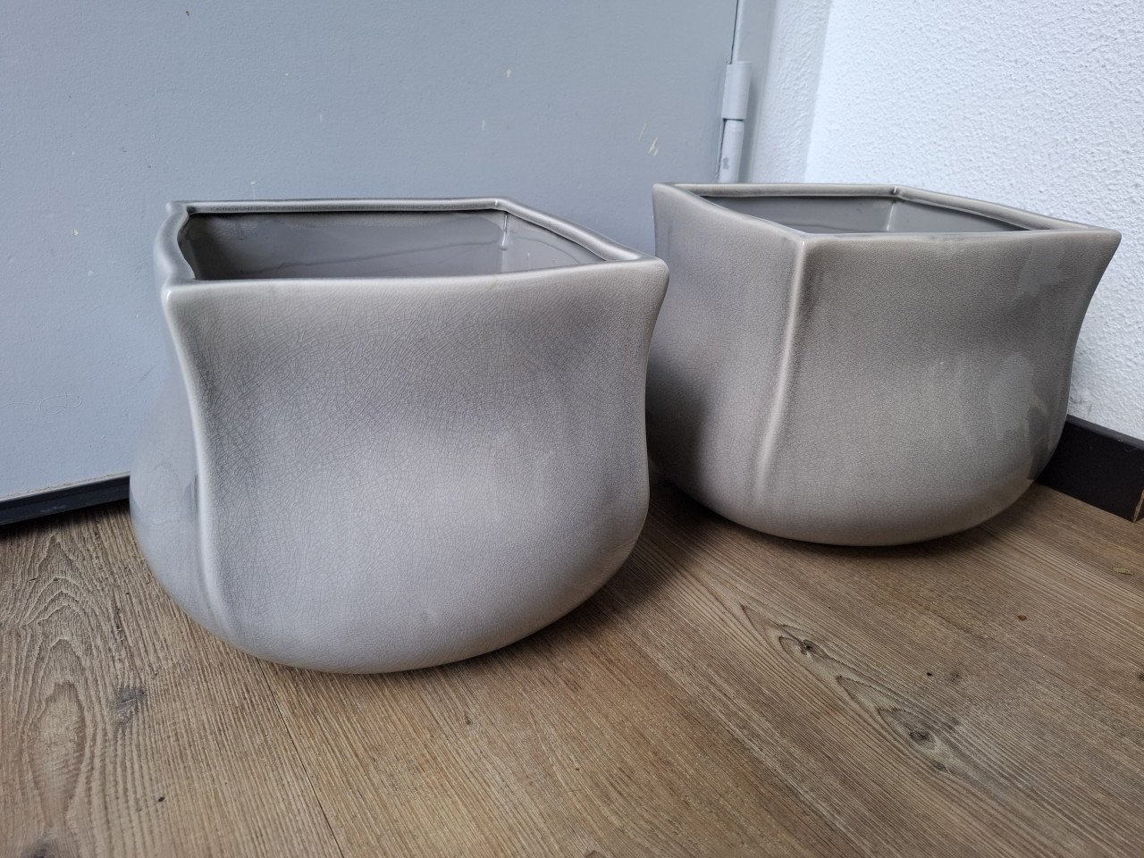 Twee grijze bloempotten